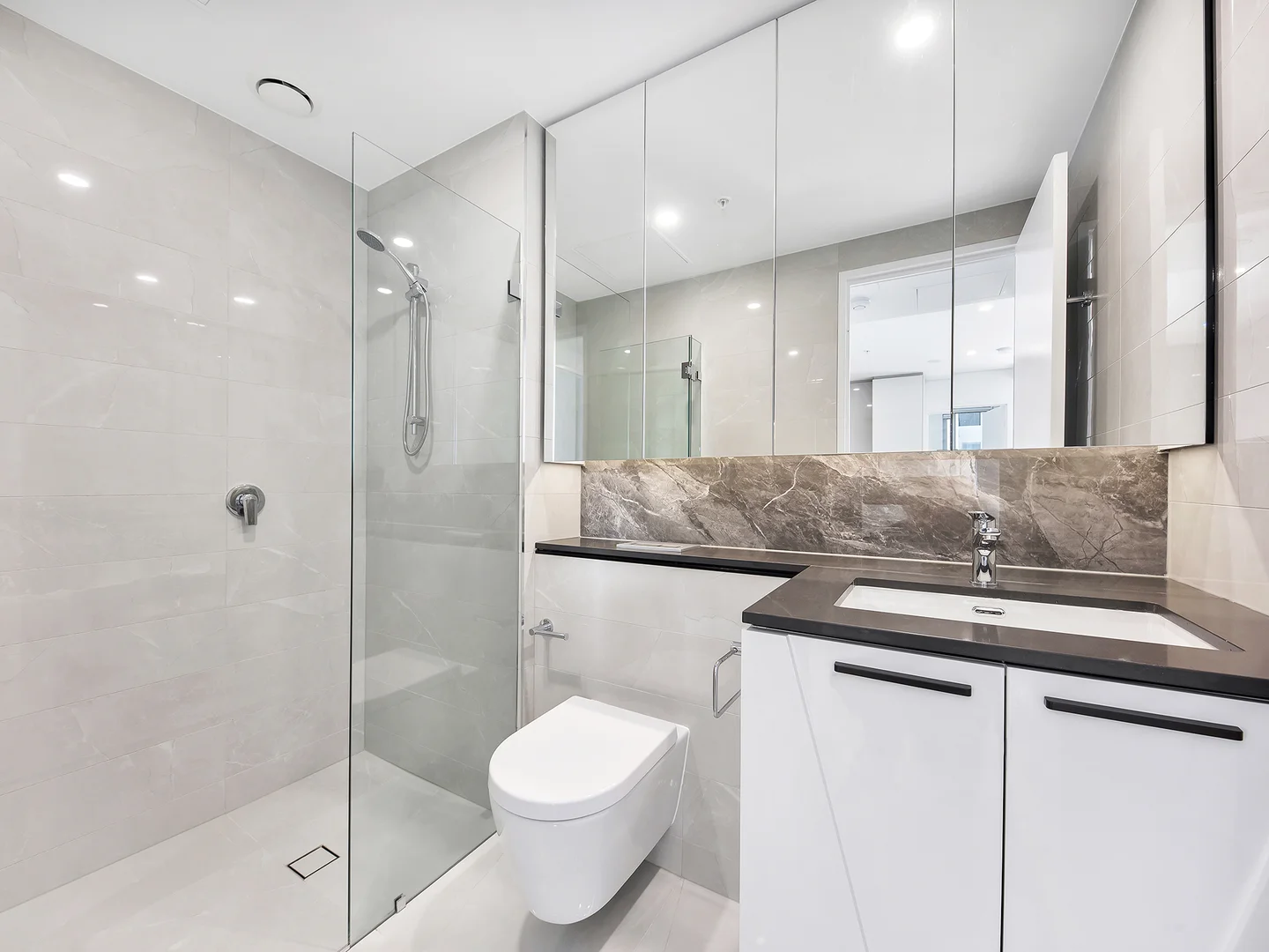 2 Bedroom Accessible Apartment in Eastgardens - property view 4